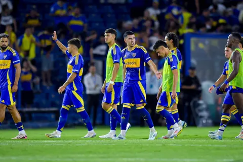 No es Rojo: Luis Advíncula se fue "rengueando" y encendió las alarmas en Boca
