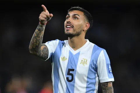 Paredes invitó a Camilo Rey Domenech al predio de AFA y hubo intercambio de regalos