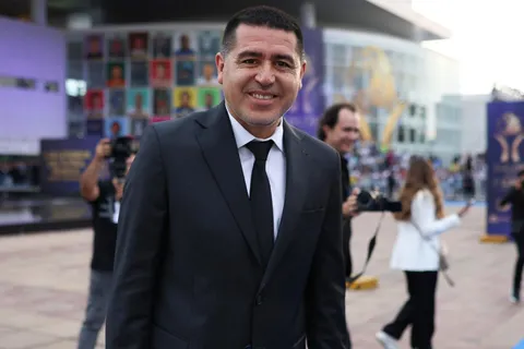 Juan Román Riquelme ofertó 3 millones por Jhohan Romaña: los detalles