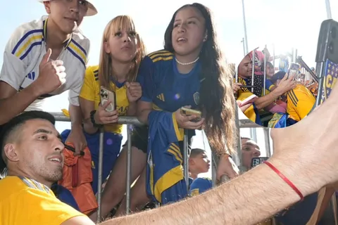 Locura por Boca en Rosario: la foto viral de una niña con el Changuito Zeballos