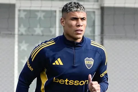 Solo un susto: Ayrton Costa terminó con dolores el último partido de Boca, pero pudo entrenarse a la par