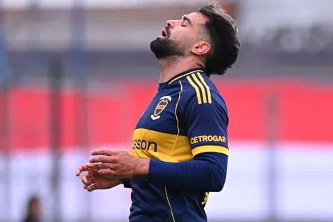 Milton Giménez sufrió una molestia y es duda en Boca para el duelo con Sarmiento
