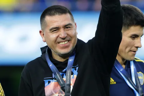 El sobrino de Juan Román Riquelme juega de enganche en Uruguay, pero no quiere que lo comparen: "Me da vergüenza"