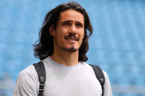 Valencia anunció la rescisión del contrato de Cavani: ¿cuándo lo presentan en Boca?