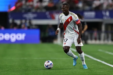 Luis Advíncula en la Selección de Perú