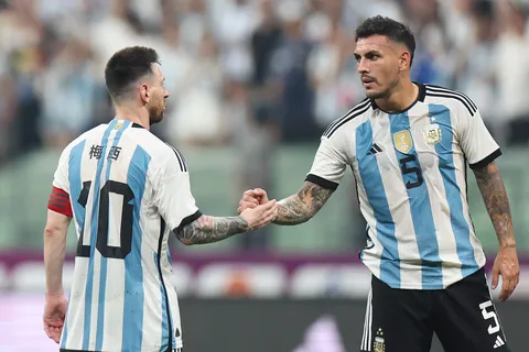 Messi y Paredes en la Selección Argentina