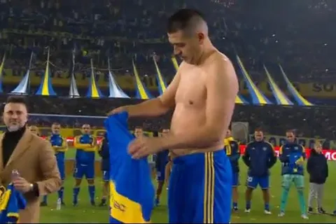 La foto que recorre el mundo: Riquelme se puso la camiseta de Maradona