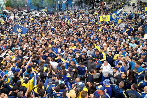 Movilización en Boca por las elecciones: cantitos contra Macri y apoyo a Riquelme