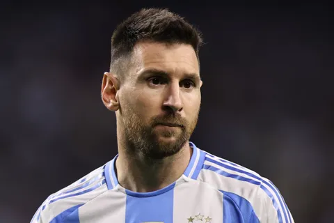 El insólito pedido de un niño a Messi y el gesto del Dibu Martínez y De Paul durante el himno de Argentina
