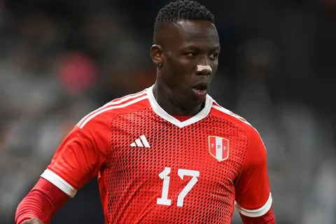 Luis Advíncula en la Selección de Perú