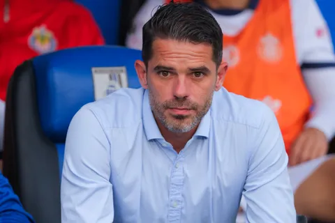 Tensión en Chivas tras la salida de Fernando Gago a Boca: "Que salga a dar la cara"