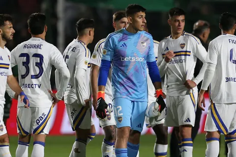 Aaron Anselmino se fue "rengueando" del estadio de Sarmiento y encendió las alarmas en Boca