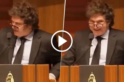 VIDEO | La reacción de Javier Milei que sorprendió al ver una camiseta de Boca en medio de un discurso