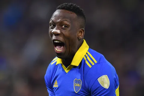 Luis Advíncula renovó su contrato con Boca