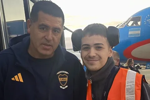 Es maletero en Ezeiza y le mostró a Riquelme algo que lo conmovió y derivó en encuentro emotivo: "Todavía no lo puedo creer"