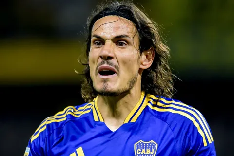 La cuenta oficial del Mónaco de Francia quiso cargar a Edinson Cavani, pero los hinchas de Boca se ríeron en su cara: "Fue en la B"