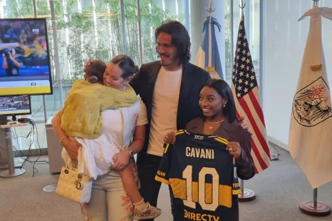 Tras confirmarse su lesión, Cavani apareció junto a Simone Biles y le regaló una camiseta de Boca