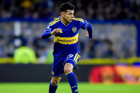 ¿Era roja para Flores? La explicación del cuerpo arbitral sobre la falta del jugador de Boca