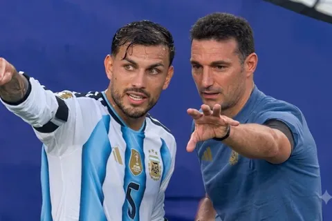 Lectura de labios: qué le dijo Paredes a Scaloni en la charla viral