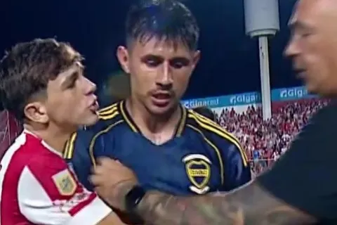 No se vio en TV: un hincha de Unión invadió el campo de juego y fue corriendo hacia Adam Bareiro