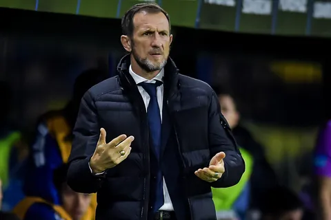 Arruabarrena y su primera gran decisión en Boca tras la dura derrota ante Riestra