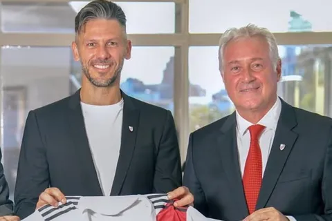 Patanian, ex vicepresidente de River, con Martín Demichelis en su presentación como DT del Millonario.