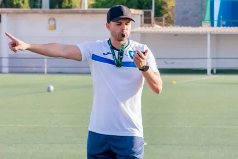 Joel Acosta debutó en Boca, se retiró rápido y ahora es DT en España con 34 años: "Milito me marcó mucho"