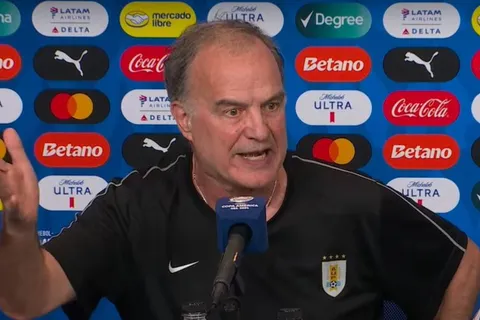 Bielsa defendió a Bentancur y al resto de los jugadores de Uruguay: "Es una vergüenza"