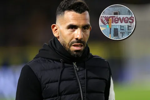 Los pasacalles que colgaron en Avellaneda contra Tevez