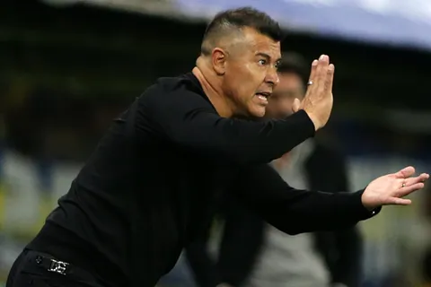 Piensa en Colo Colo: el primer equipo de Almirón sin Villa
