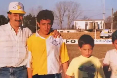 Su padre fue futbolista, de niño le dio un consejo clave para su carrera y hoy es figura en Boca