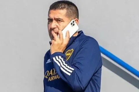 "Lo estoy buscando...": La figura a la que Riquelme todavía no pudo invitar a su despedida