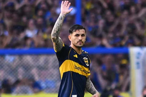 Gesto de líder: Leandro Paredes fue a gritar el primer gol de Boca con Agustín Marchesín, uno de los más criticados
