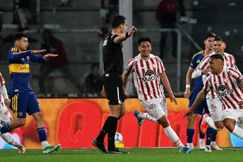 Boca e Instituto juegan en Córdoba.