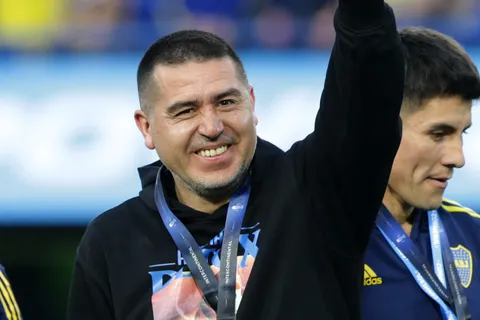 Las dos posiciones que buscará reforzar Juan Román Riquelme primero en Boca para enero