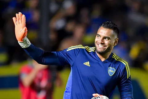 El top 10 de arqueros de Boca con más penales atajados: en qué posición está Chiquito Romero 