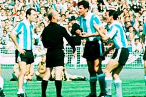 La polémica de Antonio Rattín en el Mundial 1966 que derivó en la creación de las tarjetas en el fútbol