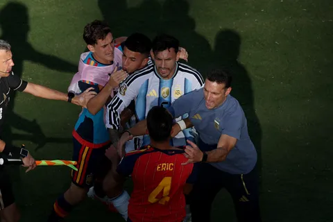 Paredes estalló contra Gavi y Eric García ni bien terminó la final: hubo manotazos y Scaloni separó