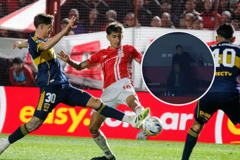 Los gestos de fastidio de Riquelme en pleno partido de Boca: hubo debate futbolístico con Delgado en el palco