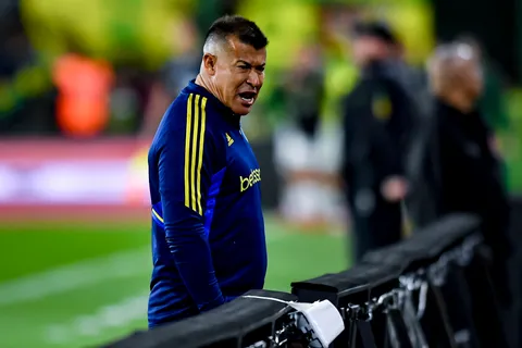 Almirón, contra el arbitraje: "Lamentablemente no hay VAR"