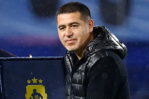 No es un plan B: Riquelme podría ir a buscar a Tiago Palacios incluso si llega Villa