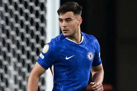 ¿Se va del Chelsea? Borussia Dortmund quiere llevarse a préstamo a Aaron Anselmino