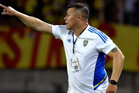 ¿Una señal? El "ajuste" defensivo de Almirón durante el partido que puede adelantar cambios