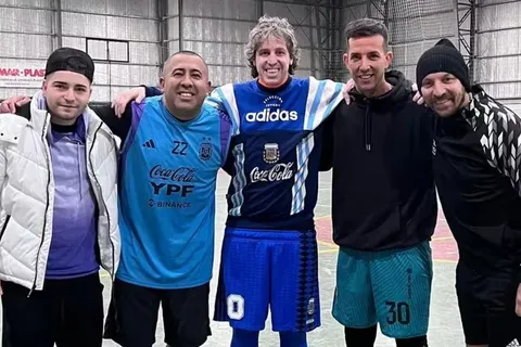 César La Palgia (a la izquierda) junto a ex compañeros y amigos del Parque