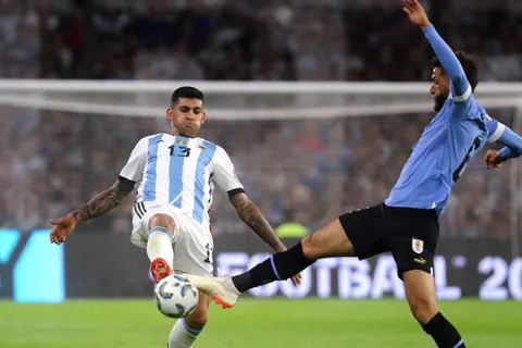 Bentancur volvió a La Bombonera y se llevó dos souvenirs de lujo