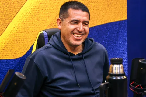 A Juan Román Riquelme le regalaron un cuadro y reveló a quién se lo dará