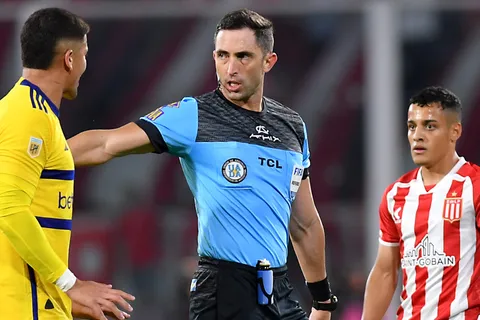 Revelado: por qué el cuerpo arbitral no cobró penal de Enzo Pérez a Medina en Boca-Estudiantes