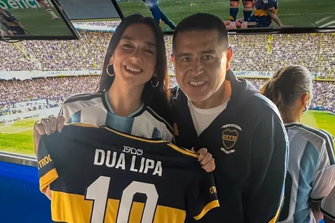 Dua Lipa conoció a Riquelme y dijo que le encantó el ambiente de La Bombonera en el Boca-River: "La energía de la gente..."