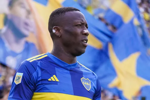 ¿Por qué Luis Advíncula juega con una cinta en la nariz?