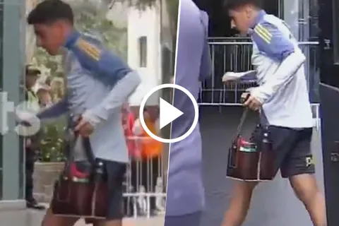 Merentiel bajó rengueando del micro tras el entrenamiento de Boca